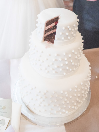Svatební dort - kuličky - rozkrojený